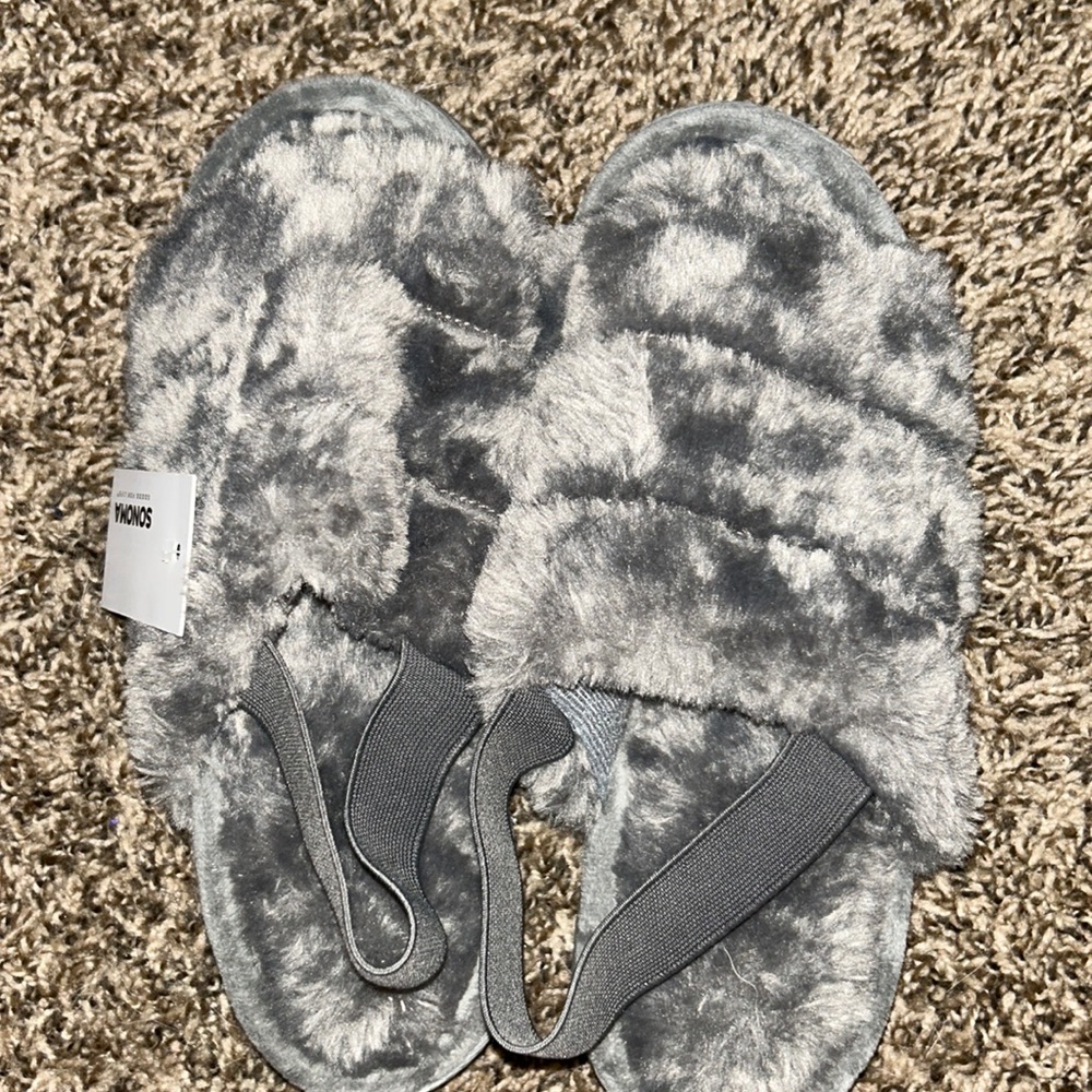 A size 7-8 in slippers/shoes from kohls